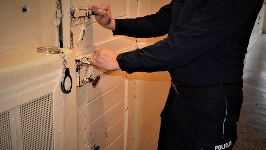 Tczew: Zatrzymano 35-latka poszukiwanego listem gończym i nakazem doprowadzenia do aresztu