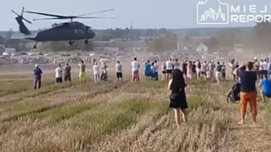 To cud, że helikopter nie spadł na ludzi. Policja wyjaśnia, a opozycja pyta: dlaczego PiS naraża życie Polaków {WIDEO]