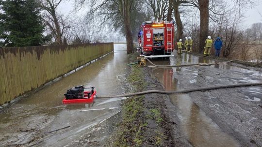 Topniejący śnieg zalewa Polskę. Setki interwencji strażaków