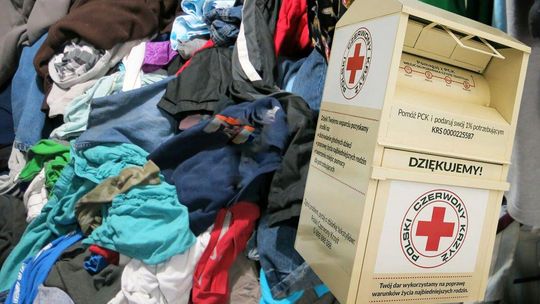 Tracą już cierpliwość. Miasta każą zabrać kontenery PCK z ulic