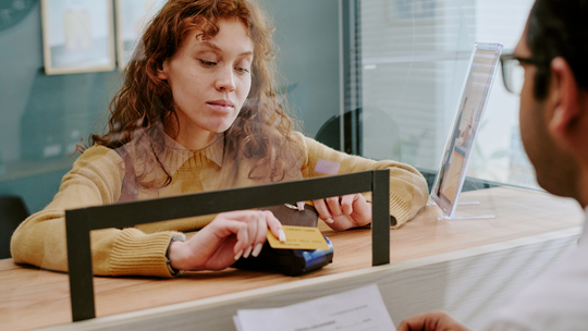 Tradycyjne okienka bankowe odchodzą do przeszłości
