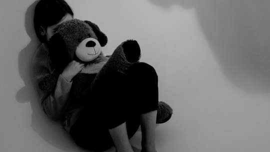 Tragedie za zamkniętymi drzwiami mieszkań. Dziecko ranione nożem, niemowlę nie żyje