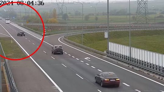 Trudno w to uwierzyć. Nagle zapragnęła cofać na ekspresówce [WIDEO]