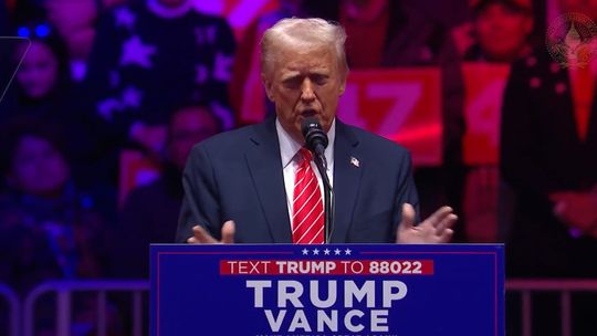 Trump przemawia, polska ambasada apeluje: wracajcie do Polski