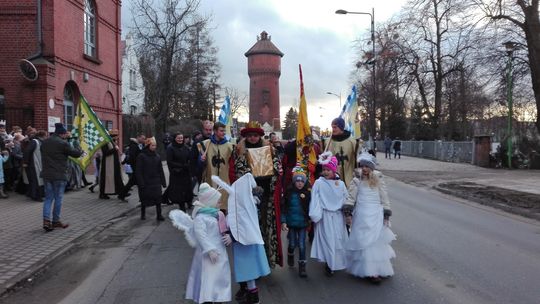 Trzej Królowie poprowadzili rozśpiewane orszaki