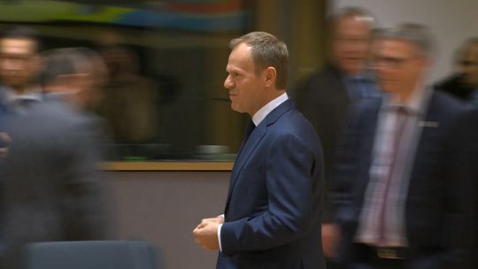 Tusk wzywa Kaczyńskiego na "udeptaną ziemię". Jest odpowiedź