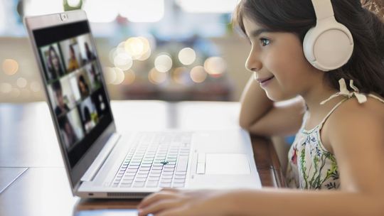 Twoje dziecko przeszło na zdalne nauczanie? Sprawdź, co warto wiedzieć 