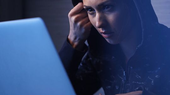 Tworzą fikcyjne twarze i fałszywe inwestycje. Reklamy na FB przynoszą miliardy