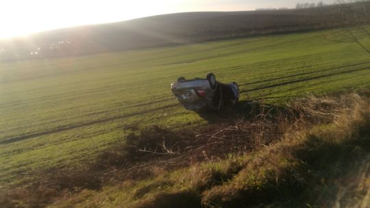 Uwaga! Ślisko na drogach. Niedaleko Rukosina auto wypadło z drogi 