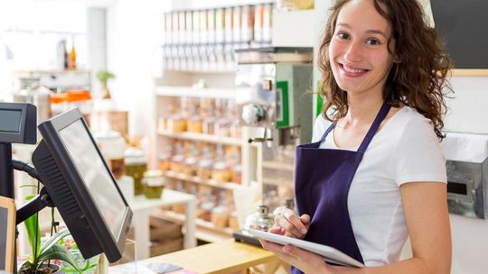 W handlu brakuje rąk do pracy. Oto ile można zarobić jako sprzedawca!