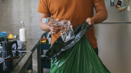 W końcu będzie można oddać plastikową butelkę do sklepu. Kiedy i za ile?