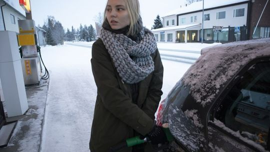 Według Orlenu mamy jedne z najtańszych paliw w Europie. Ten raport pokazuje coś innego