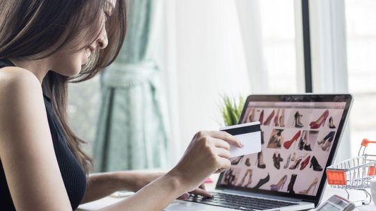 Wieczne promocje na sukienki i sandały. 15 mln zł kary dla sklepów internetowych