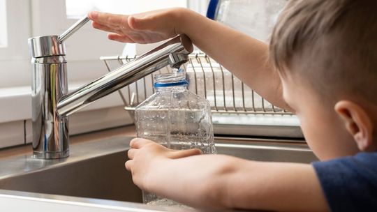 Woda wycieka z sieci. Straty są poważne. Gminy apelują do mieszkańców