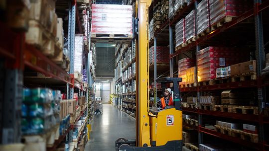 Wózek widłowy boczny - charakterystyka, zastosowanie, ceny