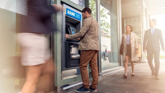 Wpłata gotówki do wpłatomatu. Kiedy bank informuje skarbówkę?