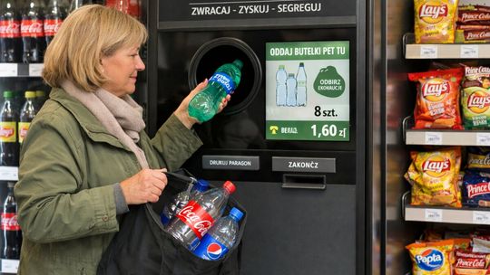 Wrzucają do butelkomatów po kilkaset opakowań. Zwroty kaucji robią wrażenie