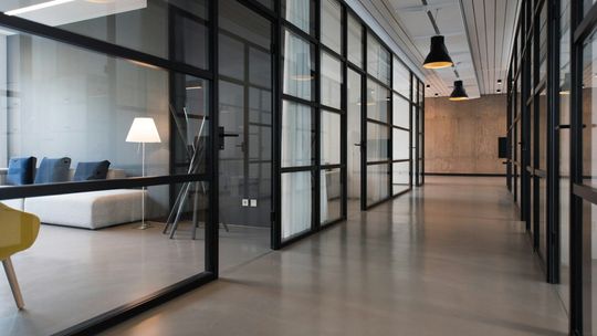 Wynajem sali szkoleniowej na godziny – sposób na optymalizację kosztów firmowych