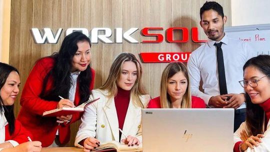 Wynajmując do pracy obcokrajowców współpracuj z agencjami które mają własne biura za granicą