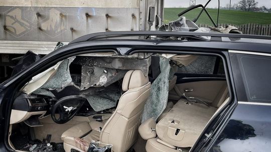 Wypadek na A1: Kierowca samochodu osobowego był zakleszczony w pojeździe