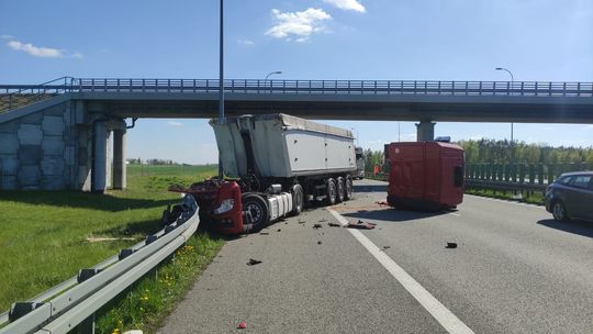 Wypadek na autostradzie A1. Zderzyły się dwa samochody ciężarowe