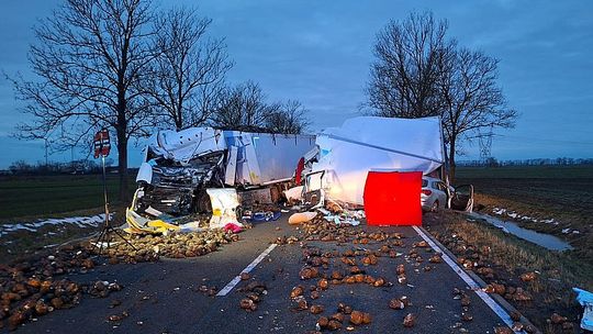 Wypadek na DK 22. Dwie osoby nie żyją. Drogę zamknięto