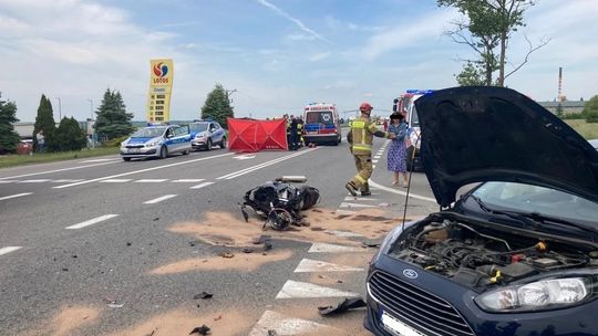 Wypadek na DK91 w Gniewie. Motocykl zderzył się z samochodem, dwie osoby są ranne