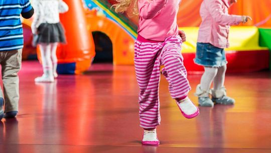 Wypadek na sali zabaw. 11-latka ma złamany kręgosłup