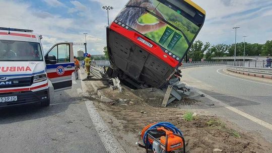 Wypadek. Znowu kierowca z zakazem. Już zjechał autobusem z mostu [WIDEO]