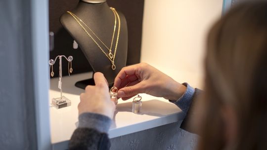 Z tym prezentem trzeba uważać. Biżuteria może przynieść poważne kłopoty