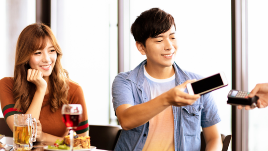 Zakupy bez gotówki. Młodzi Polacy wolą płatności cyfrowe