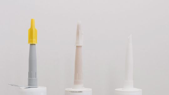 Zalety klejów strukturalnych - dlaczego warto je stosować w produkcji?