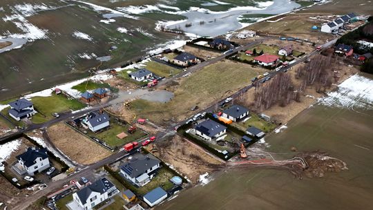 Zapadlisko w Stanisławiu: Służby wciąż walczą ze skutkami awarii