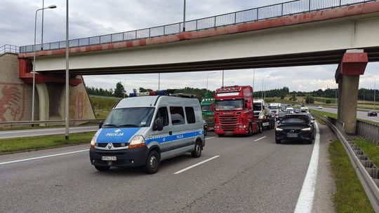 Zasnął w korku na obwodnicy. Nie tylko przez nudę, ale też przez promile
