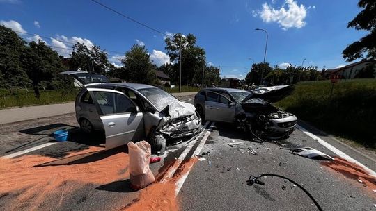 Zderzenie czołowe samochodów osobowych w Różynach