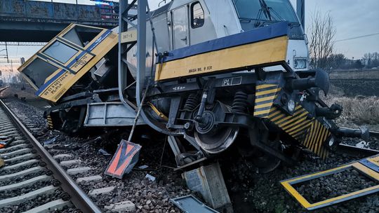 Zderzenie lokomotywy z drezyną w Szymankowie. Nie żyją dwie osoby