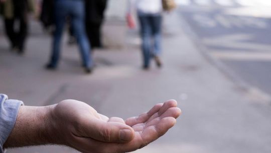 Żebranie na ulicy ma być legalne? Jest ostry sprzeciw. Chodzi o dzieci