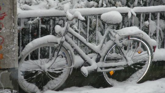 Zima na dwóch kółkach [JAK PRZYGOTOWAĆ SIĘ DO JAZDY ROWEREM GDY ZA OKNEM ŚNIEG I MRÓZ?]