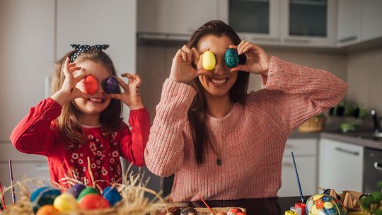 Złote, zielone i niebieskie pisanki? Zrobisz je nawet z dwóch prostych składników