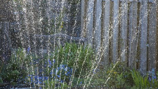 Zraszacze i kurtyny wodne w Tczewie pomagają podczas upałów