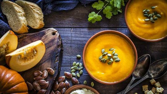 Zupa, placki, surówka i smoothie. Jesienne przepisy na bazie świeżej dyni