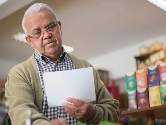 Niebieskie koszulki w tczewskich marketach. Jak asystent pomaga seniorowi w zakupach? [ROZMOWA]