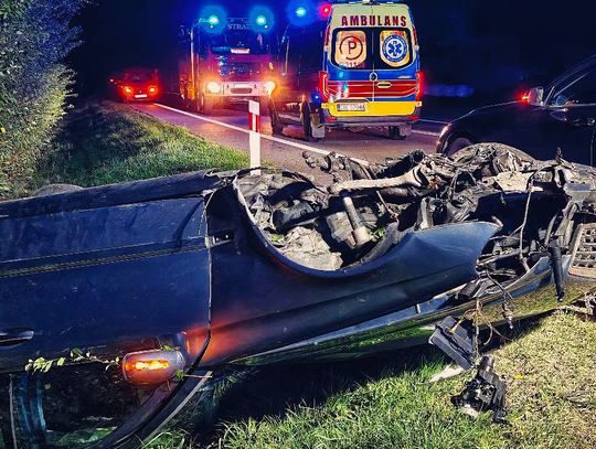 Nocne dachowanie na DK91 w Narkowach. Na miejscu pracowały służby