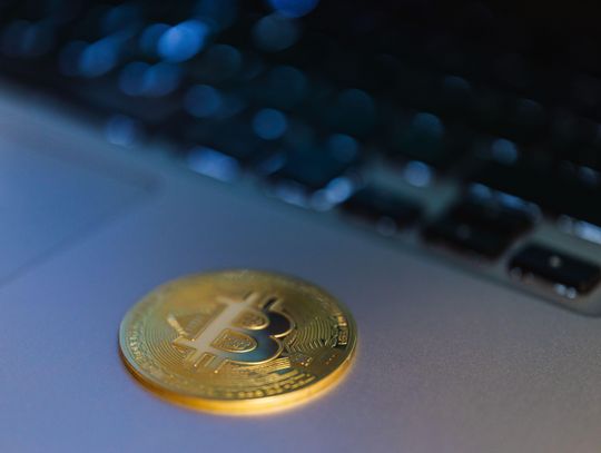 Obiecywali szybkimi zysk z kryptowalut. Dwaj mieszkańcy powiatu stracili ponad 22 tysiące złotych!