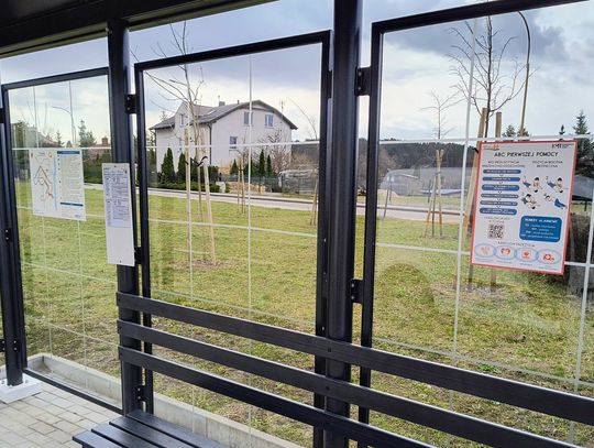 Instrukcja ratowania życia dostępna na przystankach w Tczewie