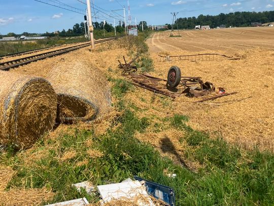 Pociąg uderzył w ciągnik w Czarlinie. Kolizja na przejeździe