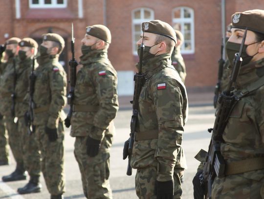 Wojskowa uroczystość nad Wisłą. Przysięga i pożegnanie dowódcy