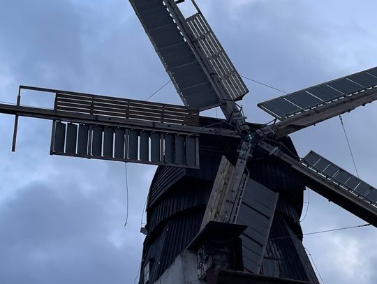 Tczew: Uszkodzenie zabytkowego wiatraka po niedawnej renowacji. Mechanizm uruchomił wiatr