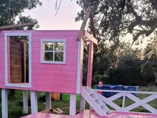 Ukradł dom sąsiadowi. Posłużył mu za opał