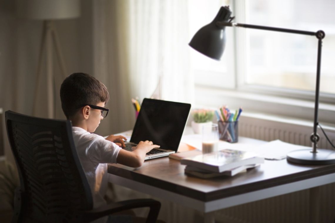 10 tysięcy laptopów dla uczniów leży w magazynie. Nie wiadomo, co z nimi zrobić